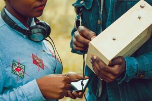 ‘Vintage tech’ shopping trend 2022 Nostalgische hoofdtelefoon