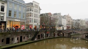 ‘Consumentenvertrouwen iets minder negatief dan in september’