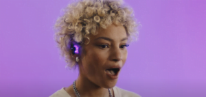 Vrouw is blij met Logitech G Fits