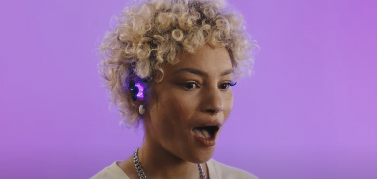 Vrouw is blij met Logitech G Fits