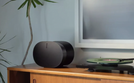 Era 100 naast een raam