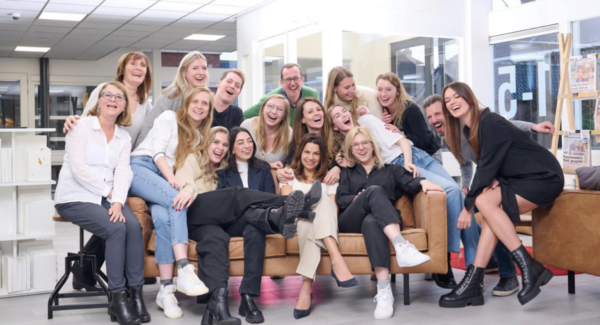 Het team van Charly PR lachend op de foto
