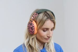 Model met Skullcandy en Burton headphone