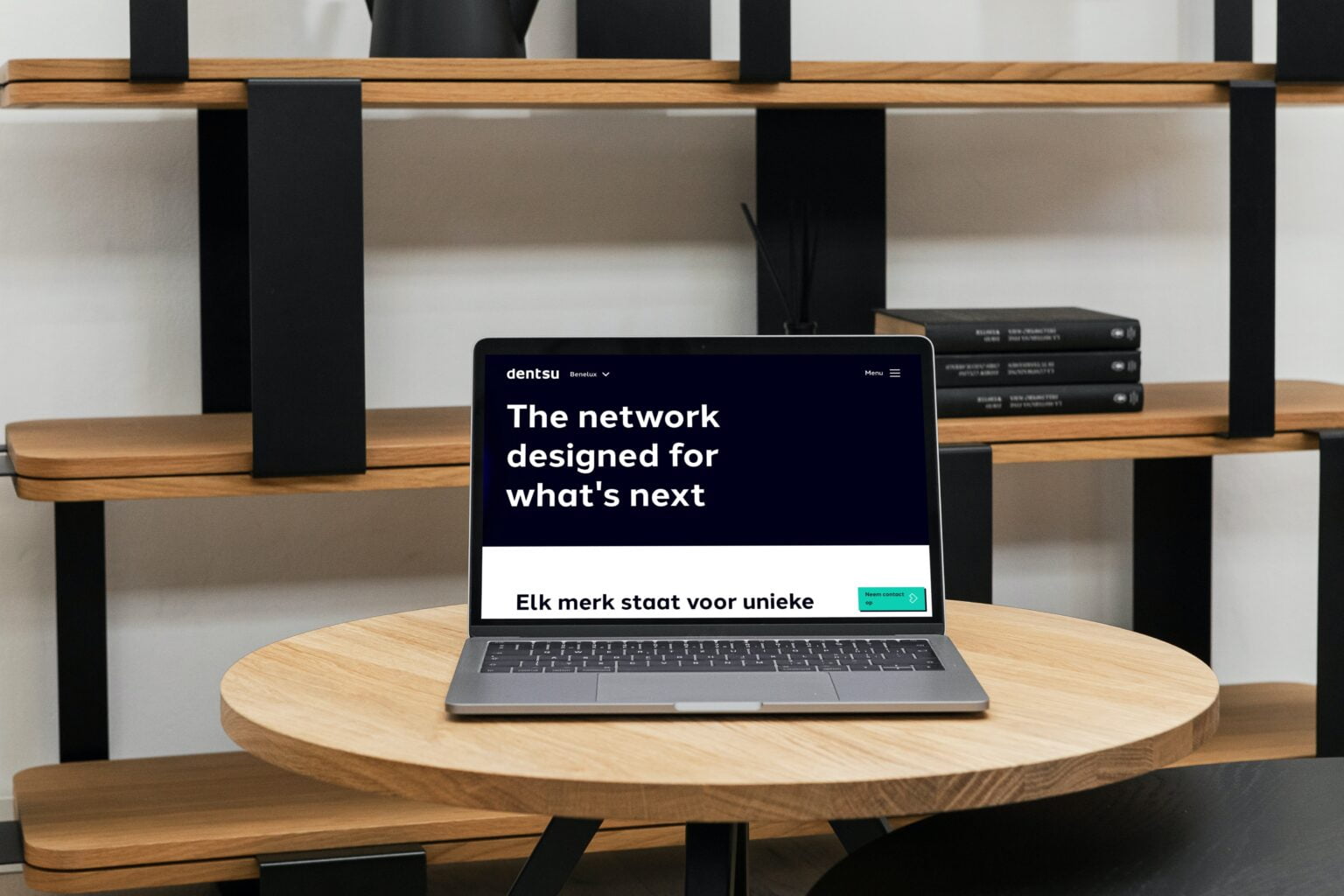 laptop met site van dentsu