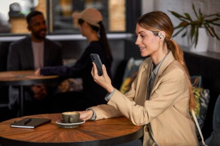 OpenFit earbuds van Shokz behouden omgevingsgeluid