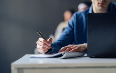 Philips VoiceTracer Pen in use