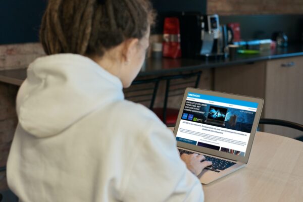 iemand kijkt naar site van Medion.