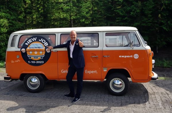 Dennie van Geest near an bus of Expert