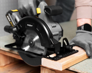 Gizmo Retail breidt assortiment uit: nu ook doe-het-zelf producten cirkelzaag van rebel tools in actie