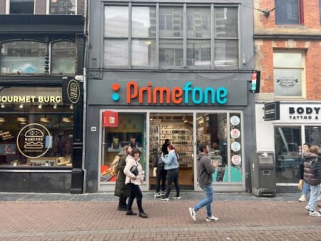Swappie opent eerste Nederlandse inleverpunt voor oude iPhones in Amsterdam Prime Fone