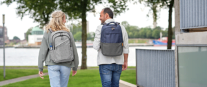 Trust laptopzakken gedragen door modellen