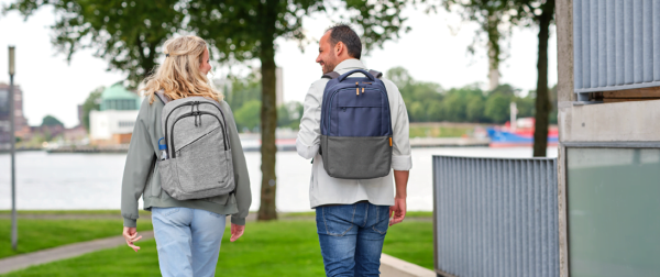 Trust laptopzakken gedragen door modellen