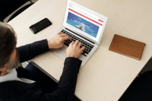 Fraudehelpdesk: ‘Gemiddelde schade door fraude met online aankopen stijgt’ Fraudehelpdesk on a laptop