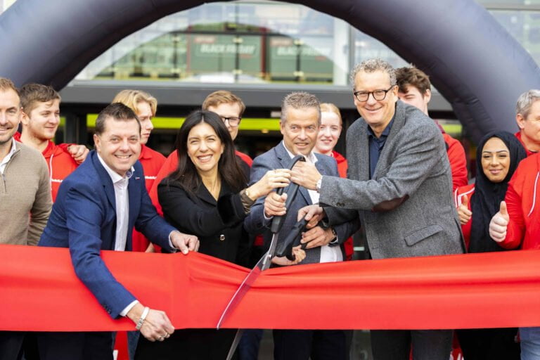 Mediamarkt opent nieuwe filialen. er wordt een lintje doorgeknipt.