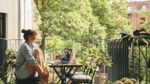 Someone watching at a Acer laptop. Outside, in a green environment.