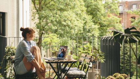 Ook Acer wil in 2050 volledig klimaatneutraal produceren Someone watching at a Acer laptop. Outside, in a green environment.