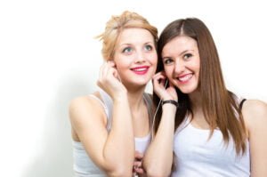 Grixx: ‘Bedrade dopjes hebben nog altijd voordelen’ Woman listening to music with wired headset