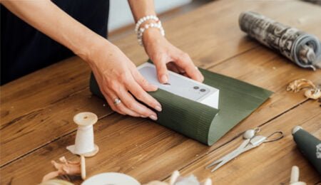 ‘€140 miljard aan ongebruikte mobiele telefoons in Europese huizen’ Iphone wordt ingepakt