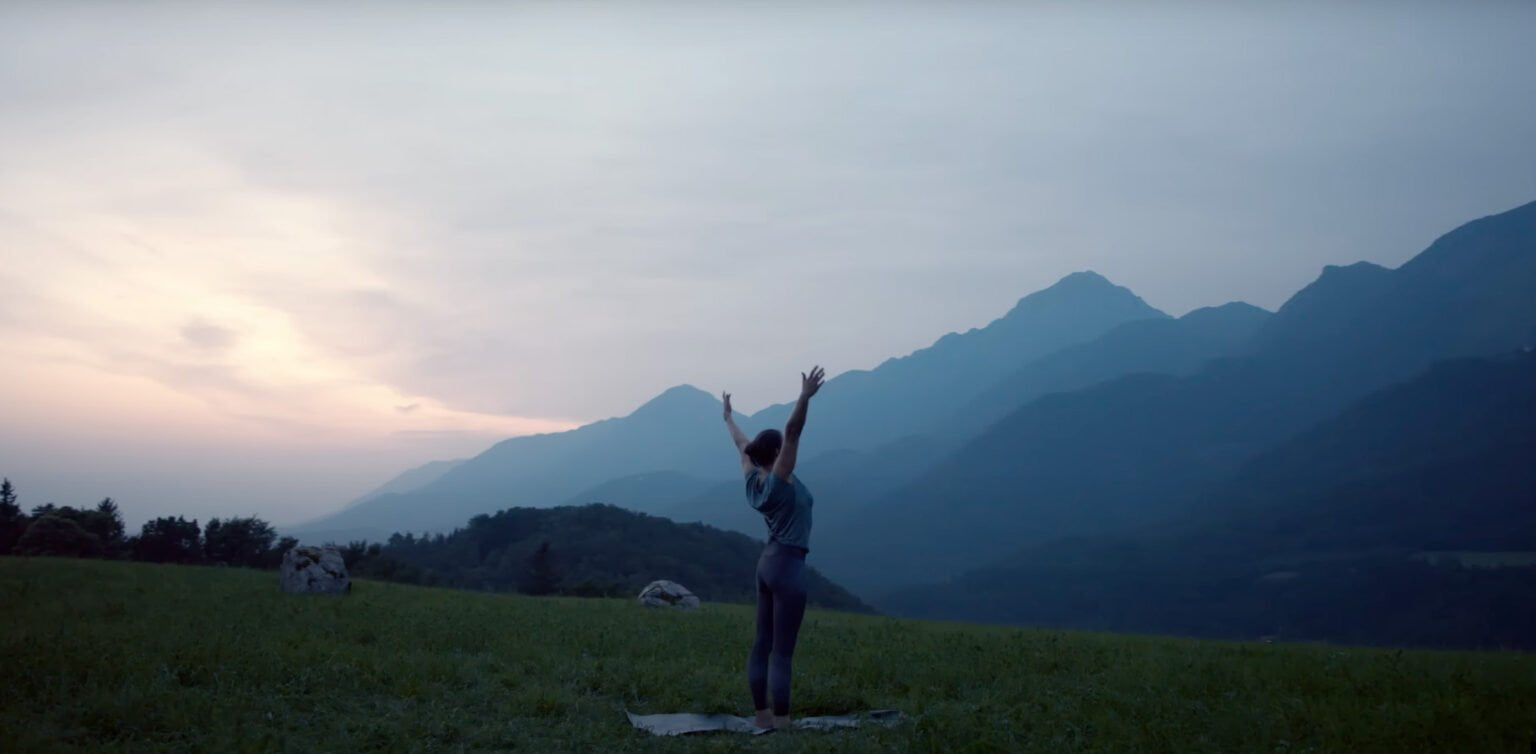 Een vrouw die aan het Yoga'en is. Het beeld komt uit een video van keukenapparatuurmerk BORA