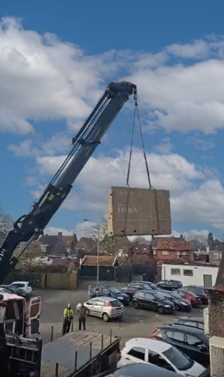 Opmerkelijk: Hisense tv geleverd via hijskraan a television being pulled by a crane