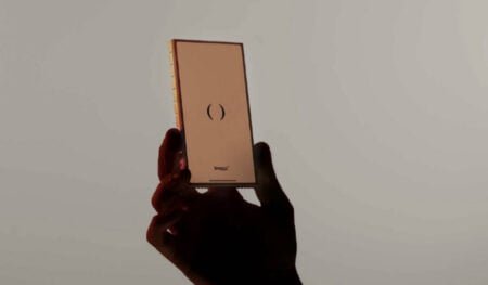 breggz introduceert nieuwe merkidentiteit en start pilot Een telefoon met daarop het logo van Breggz