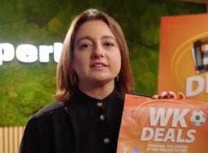 Daniele Sarlo van Expert: ‘Geen bal verstand van voetbal, maar hoe erg is dat?’ Daniele Sarlo van Expert met WK Deals folder