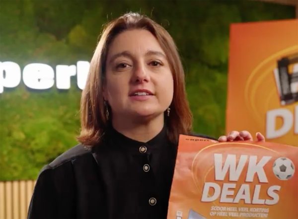 Daniele Sarlo van Expert met WK Deals folder