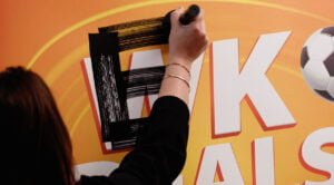 Expert zegt sorry na blunder: ‘Enorme misser’ Iemand tekent met een viltstift een E op de plek waar de W staat.