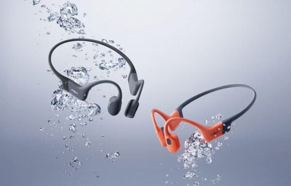 Shokz gadget in het water