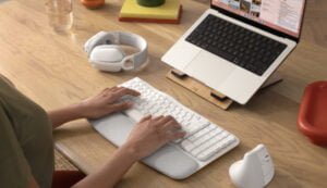 Een Macbook met daarbij het nieuwe toetsenbord van Logitech