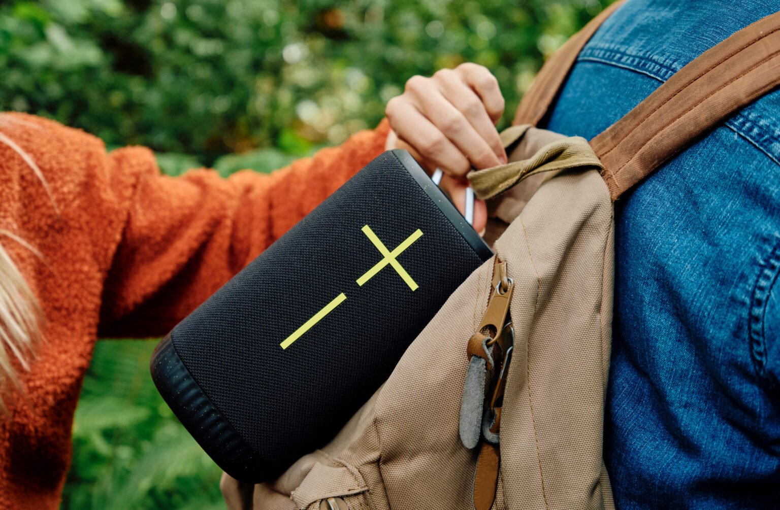 Ultimate Ears introduceert EVERBOOM: waterdichte, stofdichte en drijvende speaker UE Everboom aan een rugzak