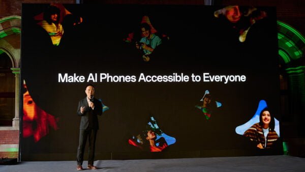 Billy Zhang van Oppo vertelt over de toekomst van AI op een podium