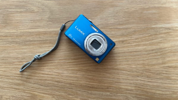 Compactcamera van Panasonic op tafel