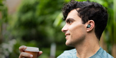 Audio-Technica introduceert compacte draadloze oordopjes in vier opvallende kleuren Guy with earbuds