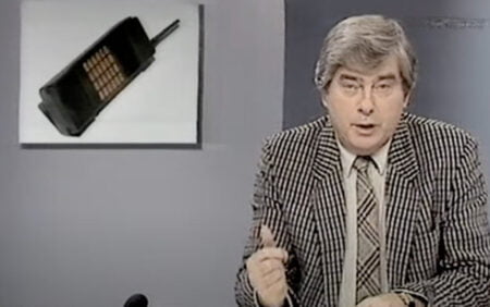 Dit was de allereerste mobiele telefoon in Nederland Joop van ZIjl presenteert een item over mobiele telefoons