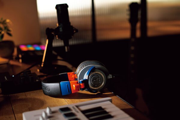 Foto van de ATH-M50x LAB. De hoofdtelefoon ligt op tafel.