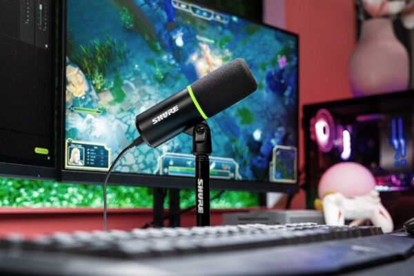 Shure MV6 microfoon bij een computer
