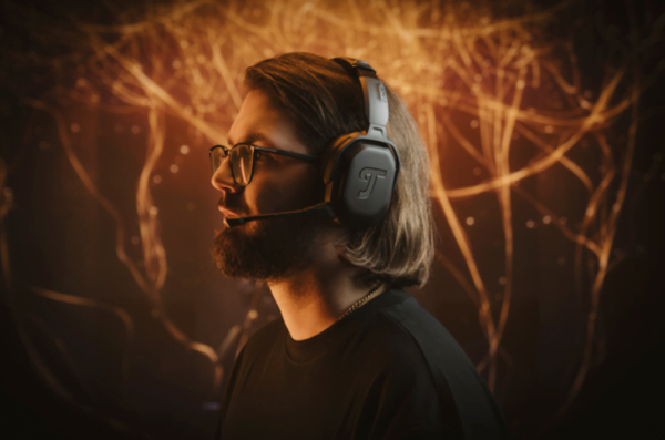 Teufel gaming headset bij een man met baard