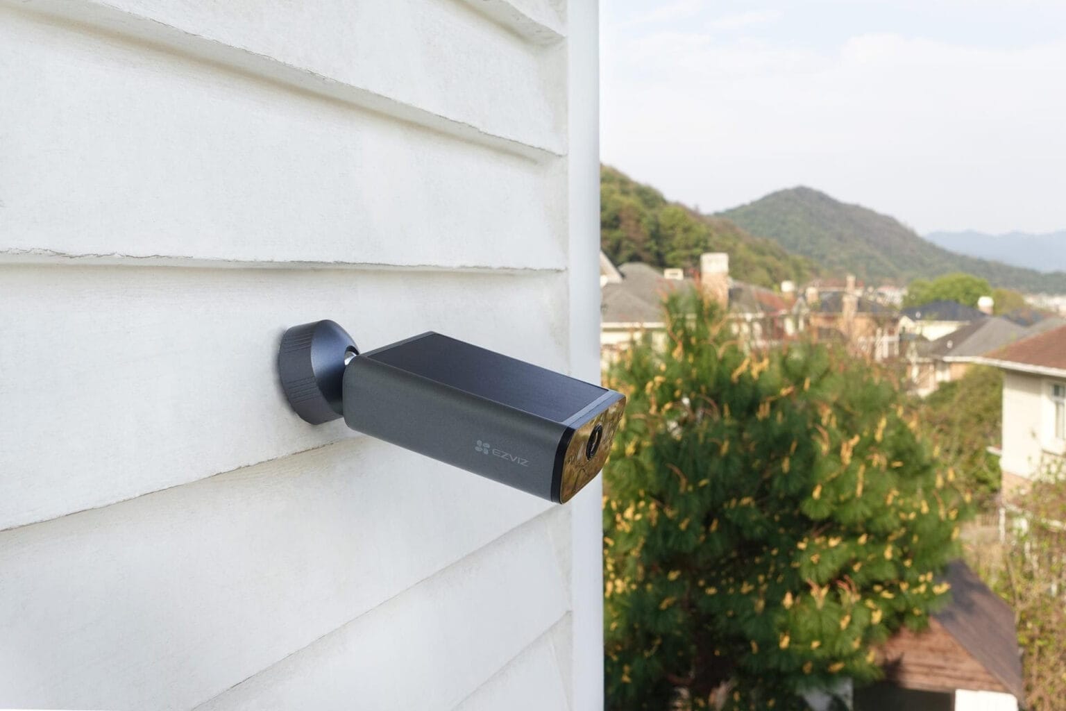 Ezviz smart camera op zonne-energie aan een huis