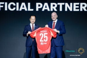 Hisense eerste officiële partner FIFA Club World Cup 2025 Infantino poses with HiSense shirt