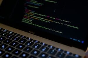 Een Macbook met code