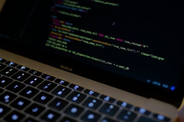 Een Macbook met code