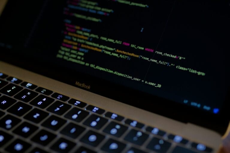 Een Macbook met code