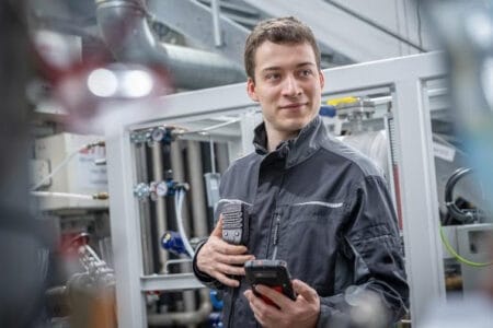 i.safe MOBILE lanceert luidsprekermicrofoons voor veilige communicatie in explosiegevaarlijke omgevingen walkie-talklie van iSafe Mobile