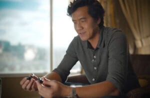 Yanko Design over product Nederlandse breggz: ‘Zohn-1 gepersonaliseerde oordopjes combineren luxe en technologie’ Yankoo Design journalist probeert Breggz Zohn-1 oordopjes