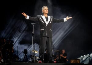 MediaMarkt lanceert exclusieve audiocollectie met Robbie Williams Robbie Williams in a suit