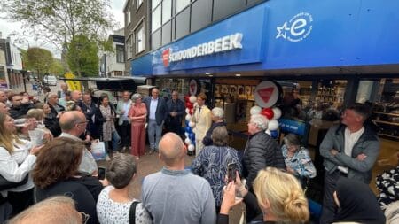 Electro World Schoonderbeek: feestelijke heropening door burgemeester