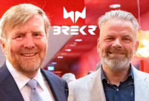 Koning Willem-Alexander bekijkt elektrische Brekr tijdens Koningsdagconcert in Doetinchem