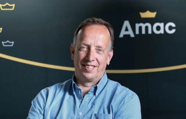 Amac-oprichter draagt dagelijkse leiding over