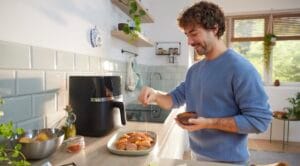 Man met Airfryer